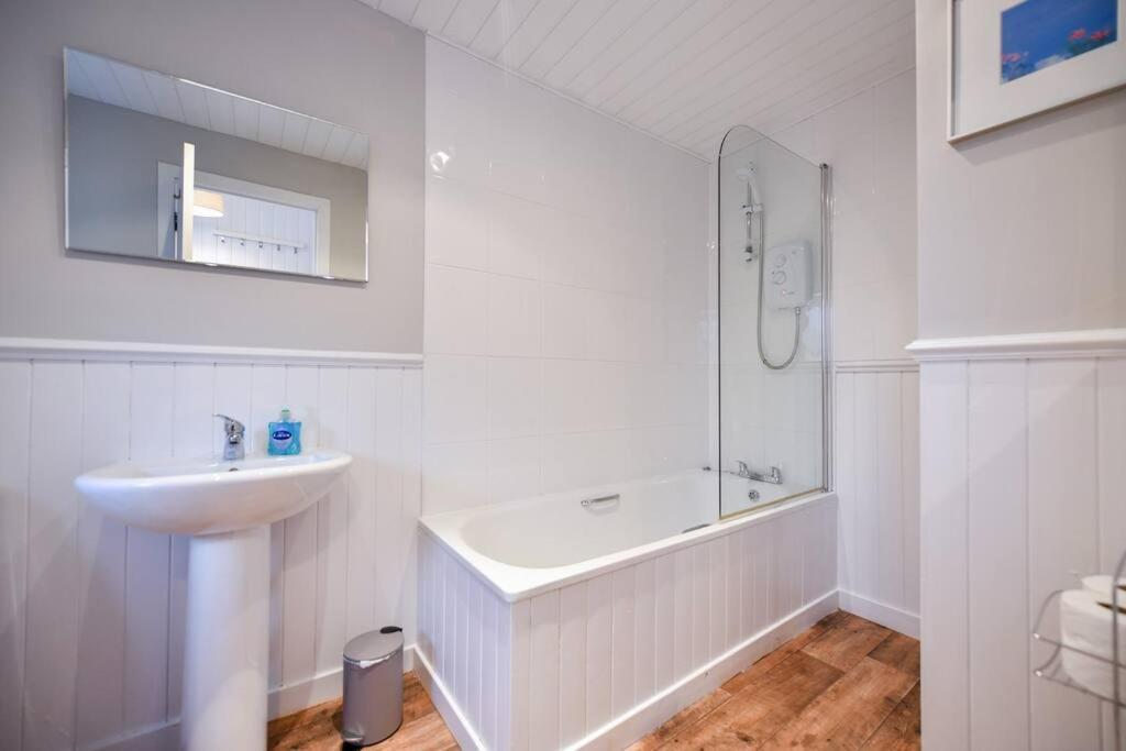 3 Bedroom Townhouse Right On The Harbour Isle of Whithorn Exterior photo