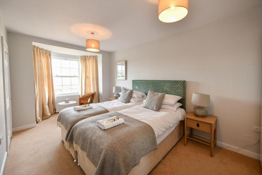 3 Bedroom Townhouse Right On The Harbour Isle of Whithorn Exterior photo