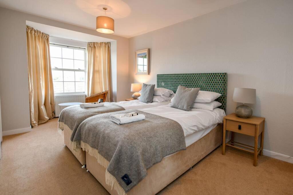 3 Bedroom Townhouse Right On The Harbour Isle of Whithorn Exterior photo